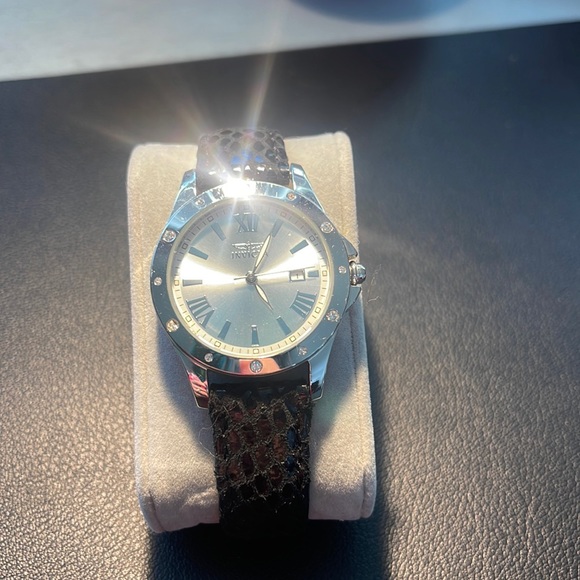 Invicta EUC Silver-tone watch with crystals at each hours. Only needs battery.